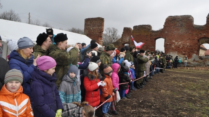 Посмотреть реконструкцию в Ушаково приехали жители со всей области
