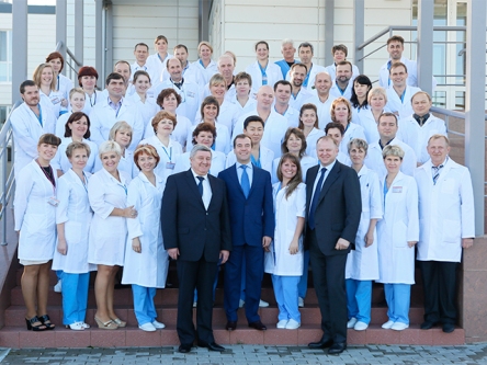 Визит премьера Дмитрия Медведева в кардиоцентр в Родниках: общая фотография на память с сотрудниками учреждения