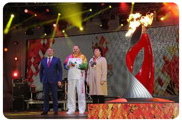 Губернатор Николай Цуканов доставил факел Олимпийского огня на площадь Победы в Калининграде, где завершился региональный этап эстафеты.