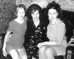 Изабелла Сергеевна с любимыми внучками