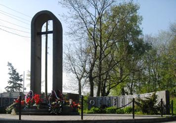 Среди имен советских воинов, высеченных на стеле братской могилы в поселке Ушаково, значится и фамилия Героя Советского Союза Владимира НИКОЛАЕВА