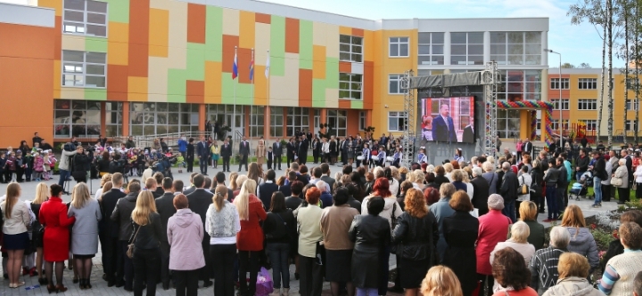 «Школа в Полесске должна стать культурно-образовательным центром района», - сказал губернатор Николай Цуканов на торжественной церемонии открытия новой школы в Полесске, которая состоялась накануне Дня учителя,в прошедшую пятницу, 3 октября