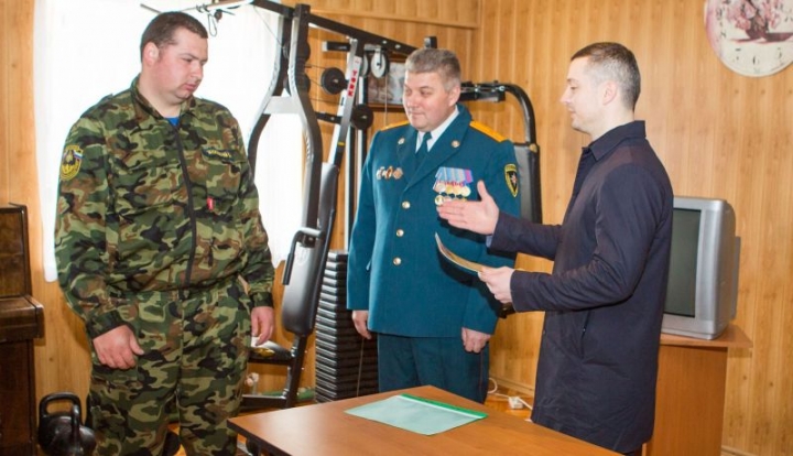 Александр Токаев (справа) награждаетводителя Владимира Закасовского
