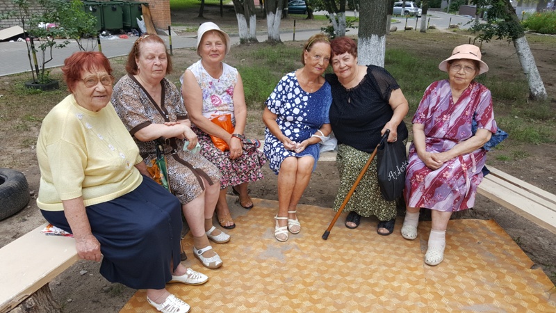 Анна КОСТЕНКО, пенсионерка, и ее подруги