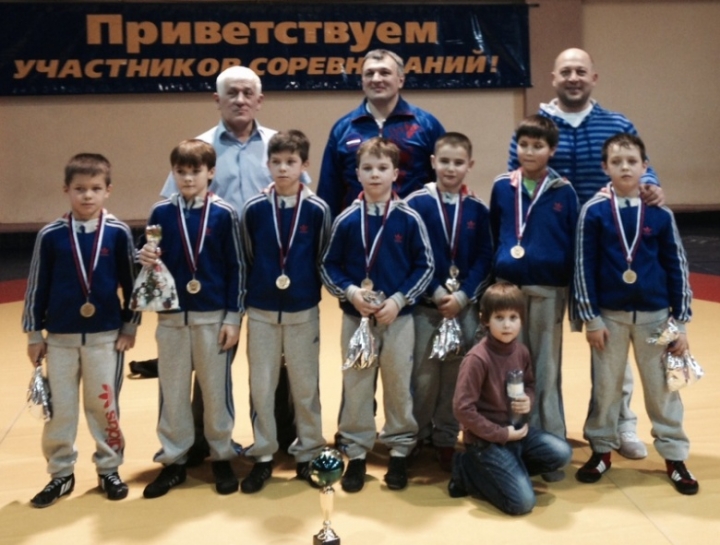 Самые юные воспитанники тренеров Ходжаевых по вольной борьбе одержали безоговорочную победу на первенстве области по этому виду спорта и получили в награду кубок Деда Мороза