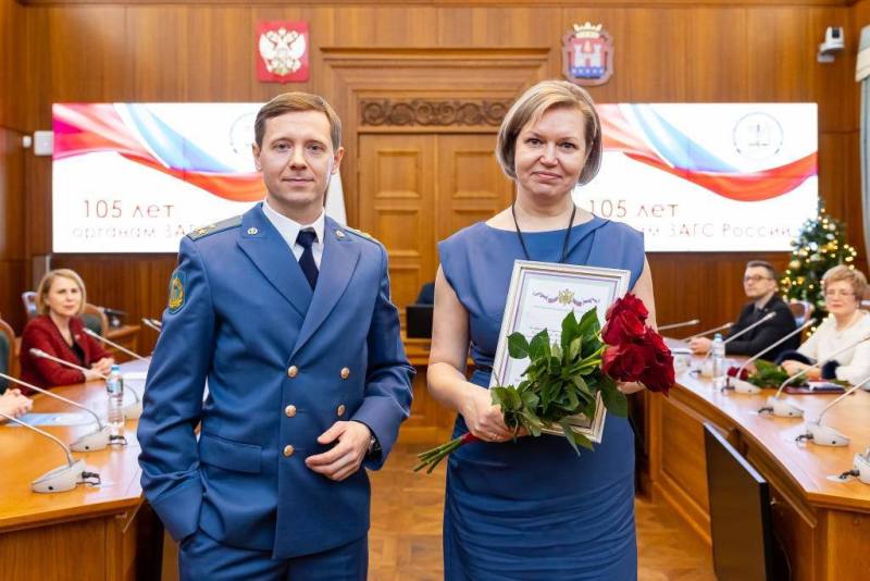 Так, благодарности от министра юстиции РФ Константина Чуйченко была удостоена главный специалист отдела Ольга МИХАЙЛОВА.