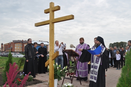 Крест овсвятил епископ Балтийский Серафим