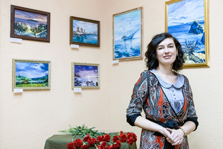 «С любовью к России, родному городу и к вам» - так называется персональная выставка профессиональной художницы  Милены КЕЛЛЕР, экспонирующаяся сейчас в фойе городского Центра культуры