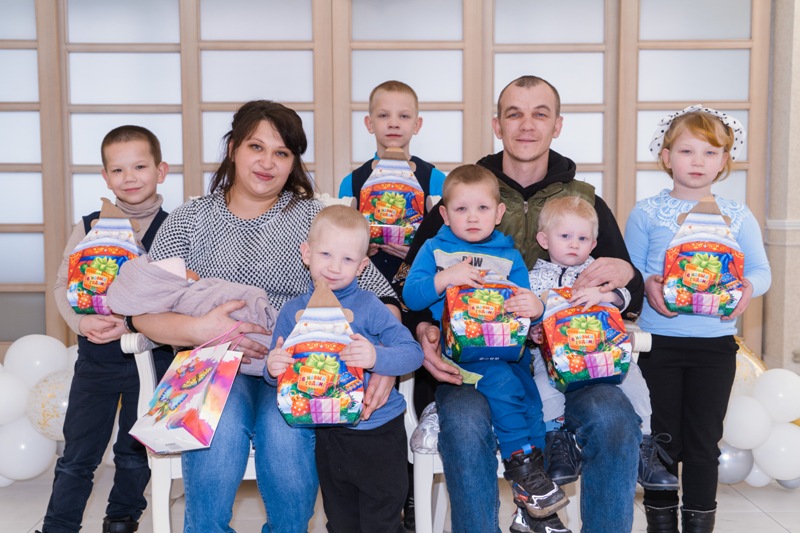 Семья Любови и Александра ГИРДЖЮС из поселка Новгородское зарегистрировала в Гурьевском ЗАГСе седьмого ребенка, Олечку