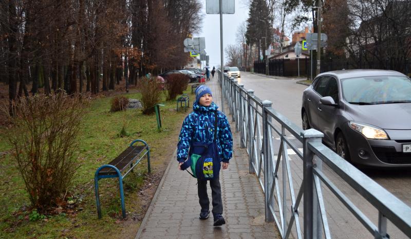 Пешеходы ходят по тротуару. Пешеход на тротуаре. Пешеход по тротуару. Прогулка по тротуару. Люди по тротуару.