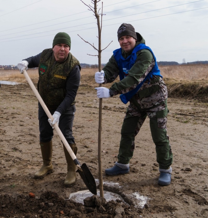 Сергей Подольский и Александр Орехов посадил первое дерево