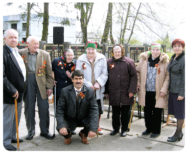 Ветераны из Храброво вместе с зам. главы администрации В. Дятловой(первая справа) и депутатом райсовета М. Мстояном (в первом ряду)