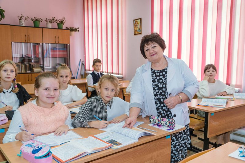 Среди награжденных в День учителя на сцене ЦКД была преподаватель русского языка и литературы добринской школы Евгения ГОФМАН